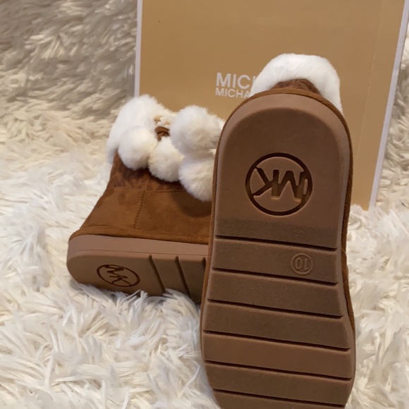 NWT/box Michael Kors children’s size 10 Boots with fir on top - Picture 4 of 8